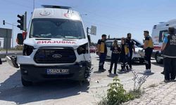 Ambulans ile otomobil çarpıştı! Yaralılar var