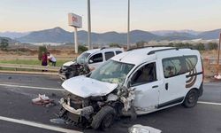 Hafif ticari araçlar kafa kafaya çarpıştı: 4 yaralı