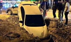 Otomobil altyapı çalışmaları için açılan çukura düştü