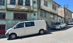 Metruk binaya 'araç park etmeyin' yazısı dikkatte alınmadı!