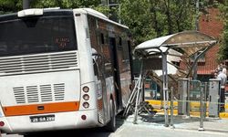 Eskişehir'de otobüs tramvay durağına daldı: 2 yaralı