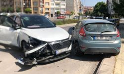 Eskişehir’de garip kaza... 3 araca çarparak durabildi!