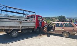 Otomobil ile kamyonet çarpıştı; 8 yaralı