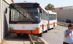 Eskişehir'de belediye otobüsü bariyerlere çarptı!