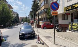 "Park yasaktır" tabelası bu sokakta işe yaramıyor!