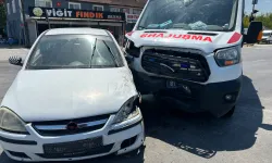 Ambulans ile otomobil çarpıştı: 2yaralı