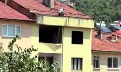 5 katlı binanın çatısında canlarını hiçe saydılar