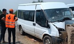Minibüs duvara çarptı: 4 yaralı