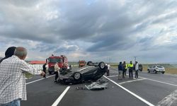 Otomobil kamyona çarpıp takla attı