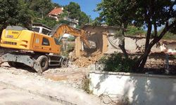 Tehlike saçan metruk binalar yıkıldı