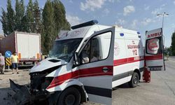 Tır ile ambulans çarpıştı: 5 yaralı