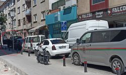Dar sokakta bırakılan araç trafiği felç etti!
