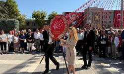 CHP Eskişehir İl Örgütü Atatürk Anıtı'na çelenk sundu
