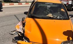 Otomobil aydınlatma direğine çarptı: 2 kişi yaralı!