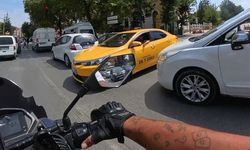 Eskişehir’de taksi şoförü ile motosikletli kurye trafik ortasında birbirine girdi.... O anlar kask kamerasına yansıdı!