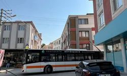 Eskişehir'de otobüs direğe takıldı!