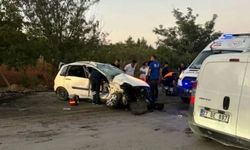 2 otomobil kafa kafaya çarpıştı: 1 ölü, 3 yaralı