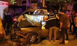 Ağaca ok gibi saplanan otomobilde 2 kişi öldü, sürücü ağır yaralandı