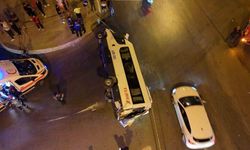 Aşırı süratli araç minibüsle çarpıştı: 10 yaralı