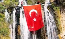 Dev Türk bayrağı açıldı