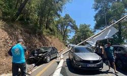 Freni patlayan araç aydınlatma direğine çarptı