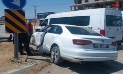 İki araç kafa kafa çarpıştı: 2 yaralı