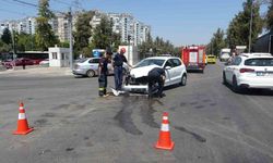 Kamyonet ile otomobil kavşakta çarpıştı: 1 yaralı