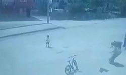 Koşarak caddeye çıkan 4 yaşındaki çocuğa otomobil böyle çarptı