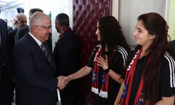Milli Savunma Bakanı Güler, Yüksekova Kadın Futbol Takımı ile bir araya geldi