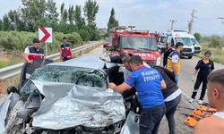 Otomobiller kafa kafaya çarpıştı: 1 ölü, 1 yaralı