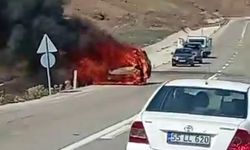 Park halindeki araç alev topuna döndü