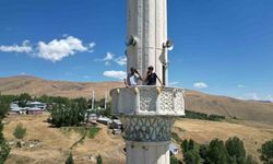 Telefonla konuşmak için minareye çıkıyorlar