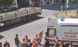 Tır motosiklete çarptı: 1 yaralı