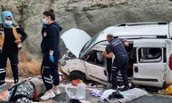 Yoldan çıkan araç toprak yığınına çarptı: 4 yaralı