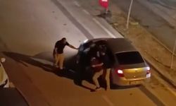 Sürücünün yolunu kestiler... Araçta darp ettiler!
