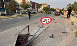 Yön tabelası ve park halindeki araca çarpan otomobilde 3 kişi yaralandı