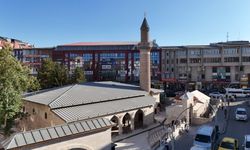Restorasyonu tamamlanan 5 asırlık o camii ibadete açıldı...