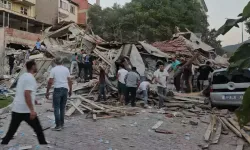 Bakan Tunç: "Sındırgı’da depremde yıkılan, bina sahibi ve müteahhidi gözaltına alınmıştır"