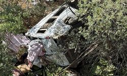 Minibüs uçurumdan yuvarlandı; 4 ölü , 18 yaralı var