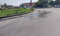 Kavşaktaki yol bozukluğu sürücülere zor anlar yaşatıyor!