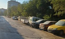 Eskişehir'de hurda araçlar yol boyunu işgal ediyor!