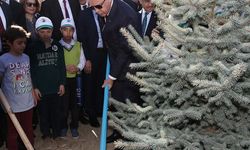Cumhurbaşkanı Erdoğan, öğrencilerle fidan dikti