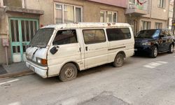 Eskişehir’de atıl durumdaki araç sokakta kötü görüntü oluşturuyor