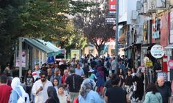 Eskişehir’de bahar havası etkili oldu: Çarşıda yoğun kalabalık