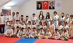 40 taekwondo sporcusu kuşak atladı