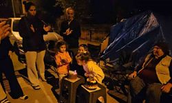 Deprem çadırında doğum günü sürprizi