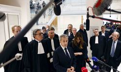Fransa’nın eski Cumhurbaşkanı Sarkozy’e suç örgütü kurma suçundan 5 yıl hapis