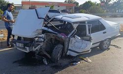 Hafif ticari ile çarpışıp hurdaya dönen otomobildeki 2 kişi yaralandı
