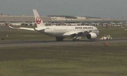 Japonya’da motoru arızalanan yolcu uçağı, tek motorla acil iniş yaptı