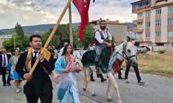 Körüklü çizme giyen damat, üç etekli gelinini atıyla aldı